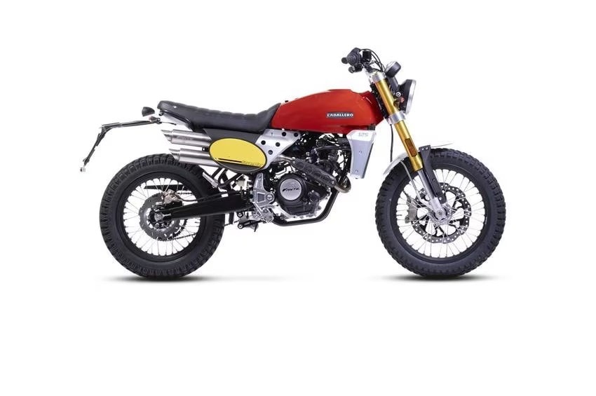 <div class='descrGalleryTitle'>Fantic Caballero 125 Scrambler</div><div class='descrGalleryText'><p>Il&nbsp;<a href="https://www.dueruote.it/moto-scooter/fantic/fantic-caballero-125-scrambler/">Caballero 125</a>&nbsp;fa un po’ storia a sé. È l’unica moto 125 di questa classifica naked ad essere una <b>vera e propria scrambler</b>, ma è anche per questo che l’abbiamo scelta, per offrire uno spettro più ampio. L’aspetto è classico, con quel suo <b>fanale tondo e il serbatoio a goccia</b>. Curata anche la ciclistica, con una forcella rovesciata da 41 mm e 150 mm di escursione delle ruote; abbinata al cerchio anteriore da 19” non disdegna qualche sterrato. Prezzo importante: 5.390 euro.</p>
</div>